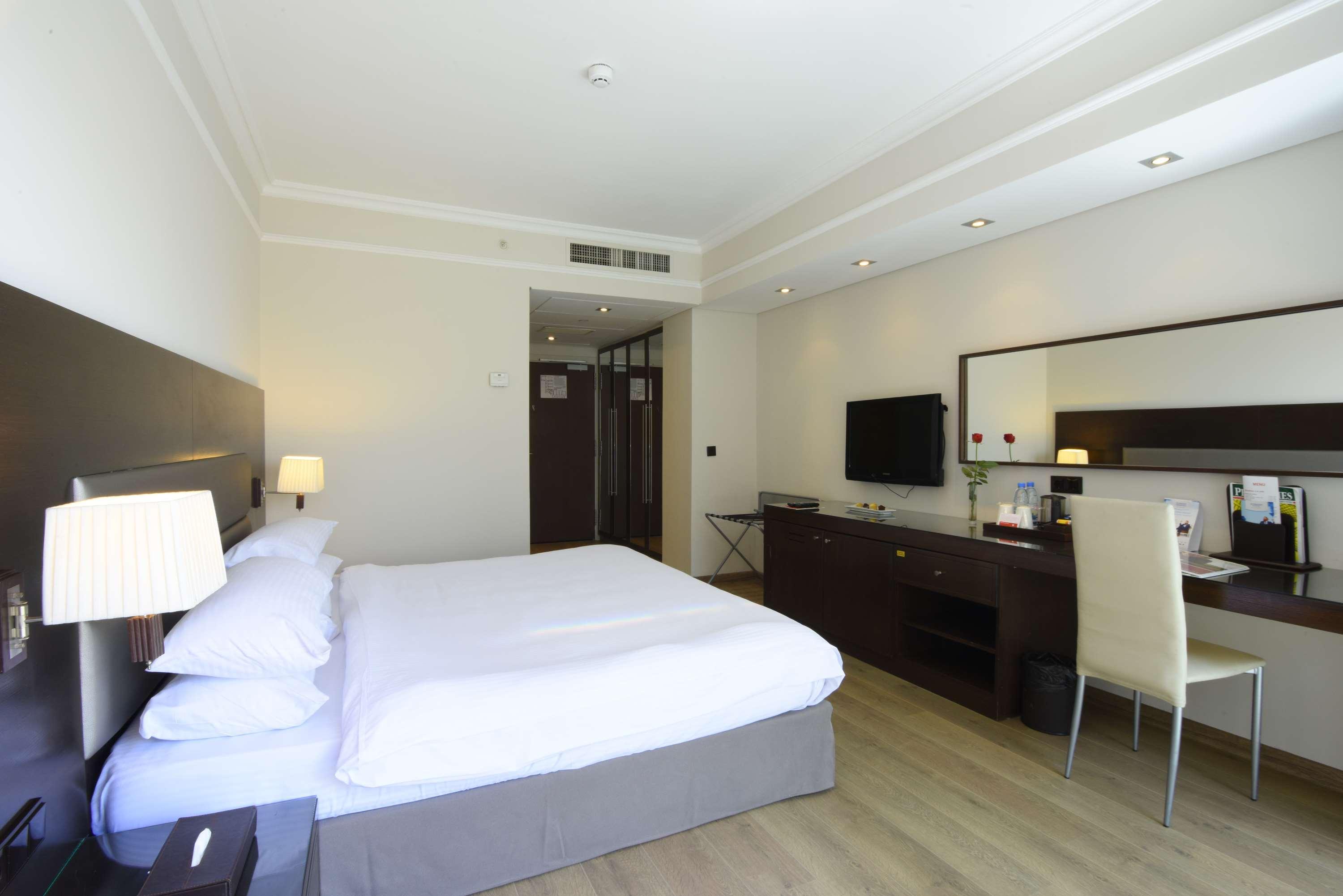 Ramada By Wyndham Downtown Beirut Hotel Bagian luar foto