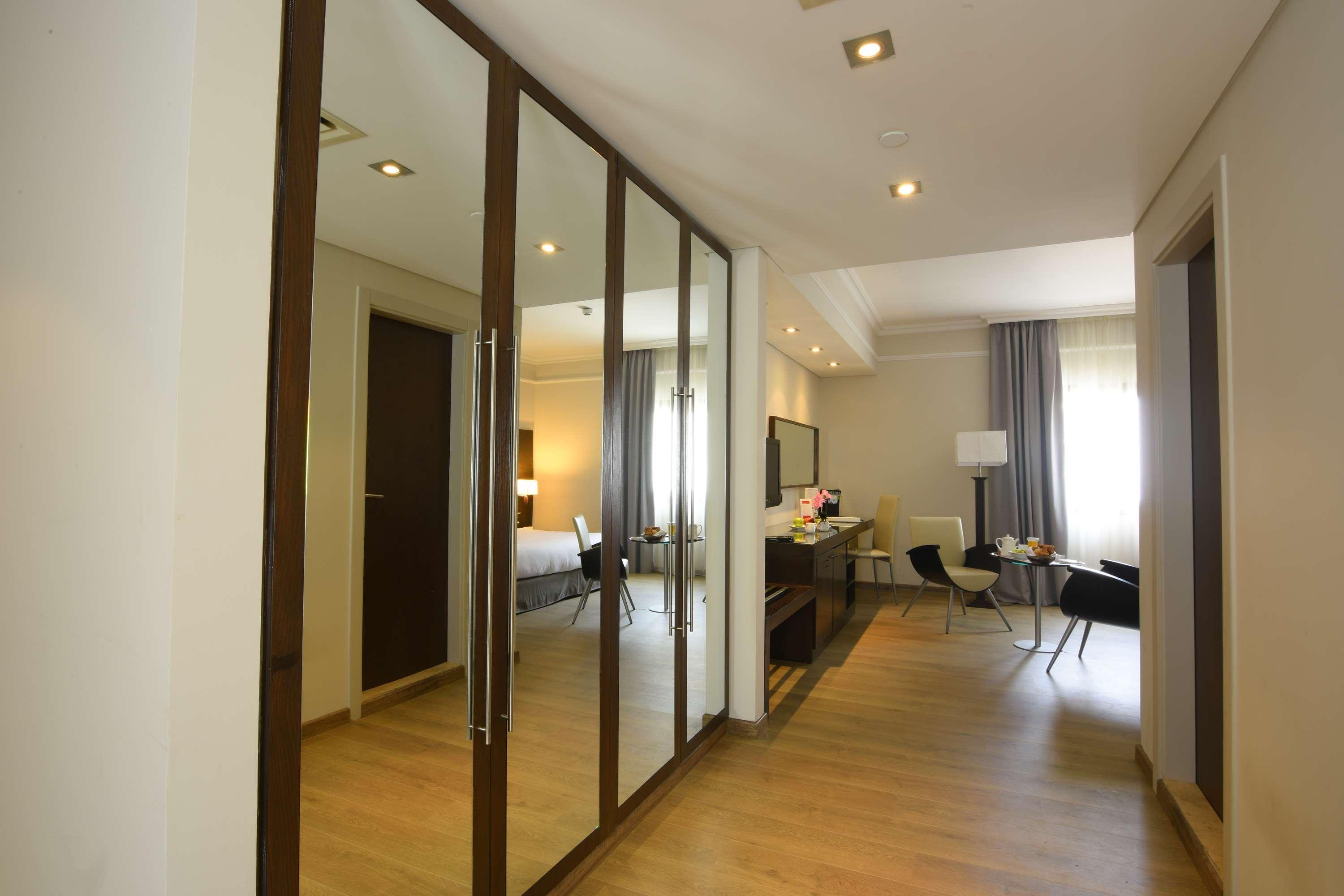 Ramada By Wyndham Downtown Beirut Hotel Bagian luar foto
