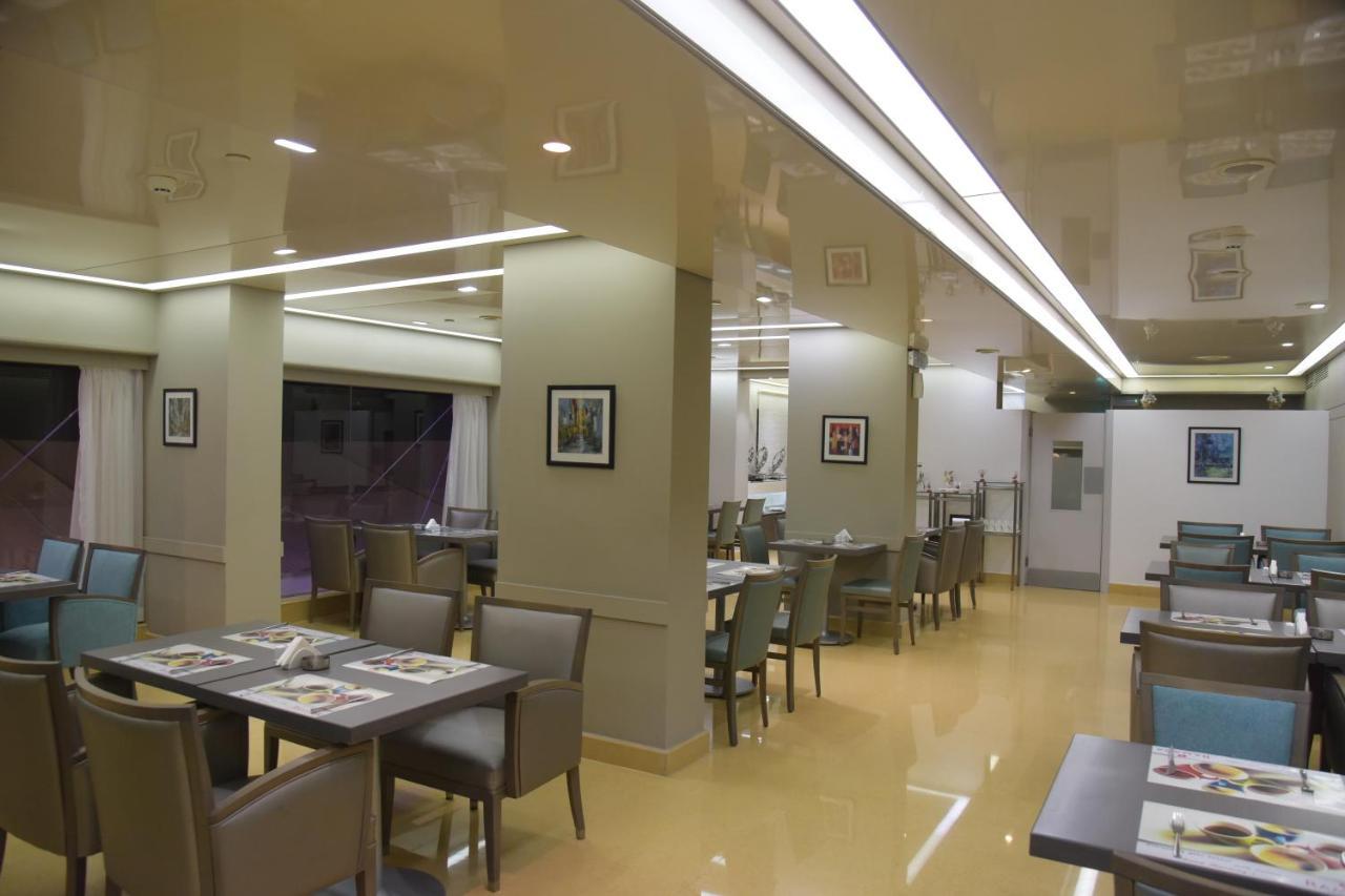 Ramada By Wyndham Downtown Beirut Hotel Bagian luar foto