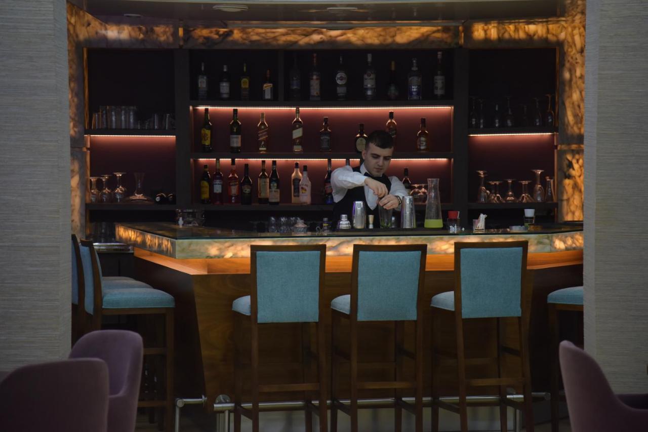 Ramada By Wyndham Downtown Beirut Hotel Bagian luar foto