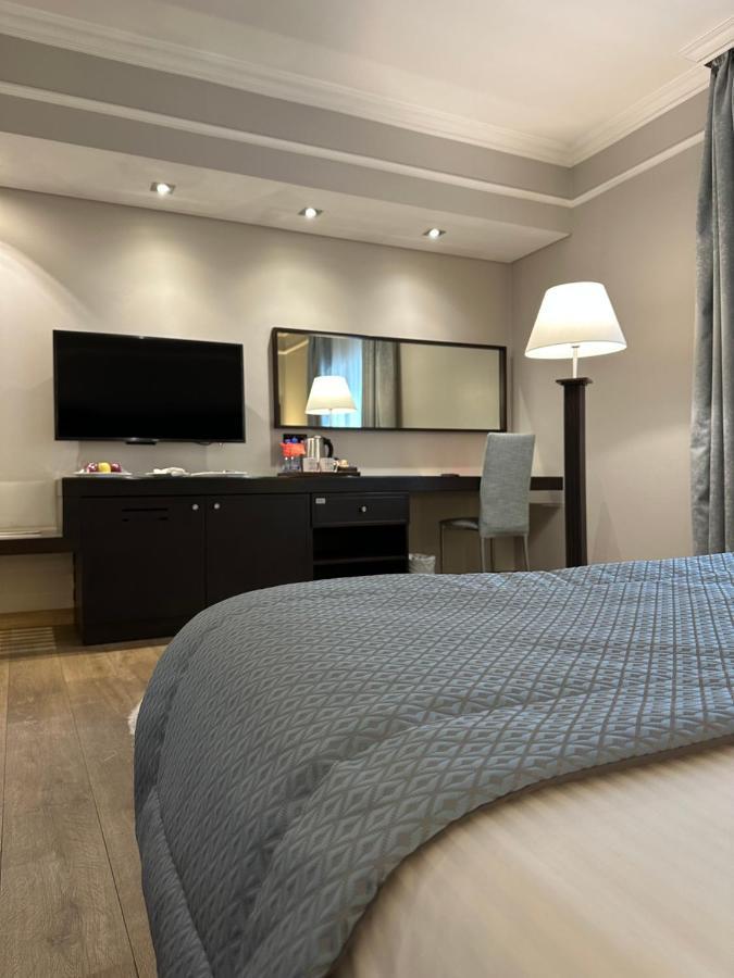 Ramada By Wyndham Downtown Beirut Hotel Bagian luar foto