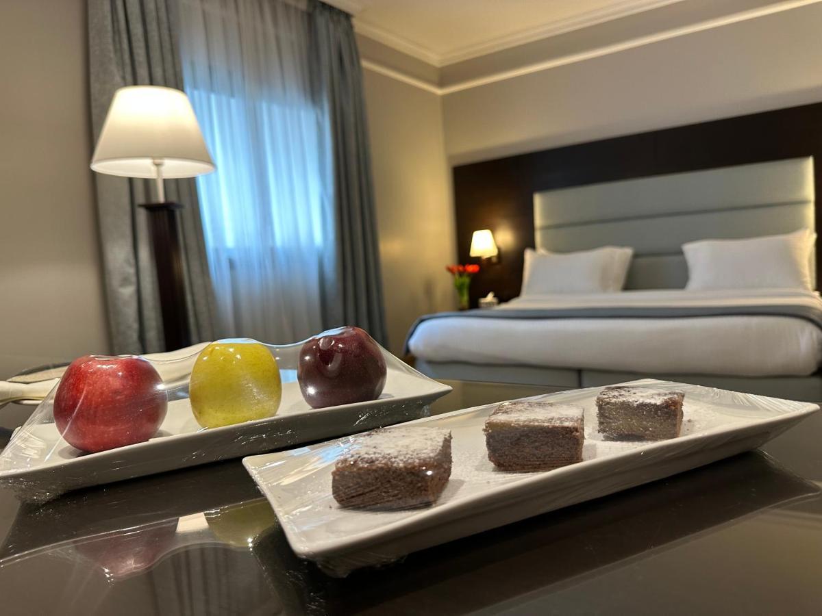 Ramada By Wyndham Downtown Beirut Hotel Bagian luar foto
