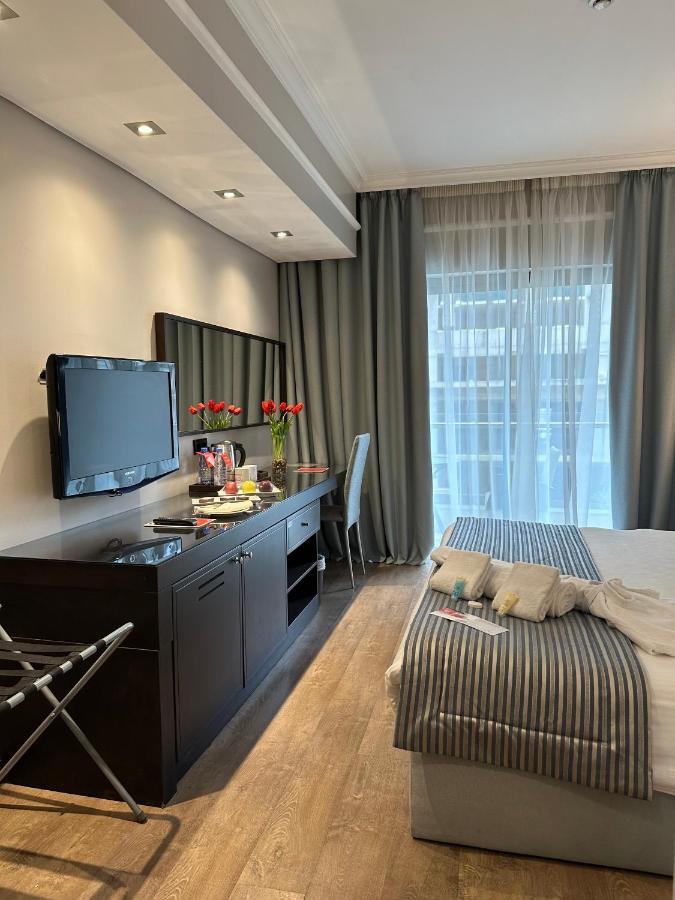 Ramada By Wyndham Downtown Beirut Hotel Bagian luar foto