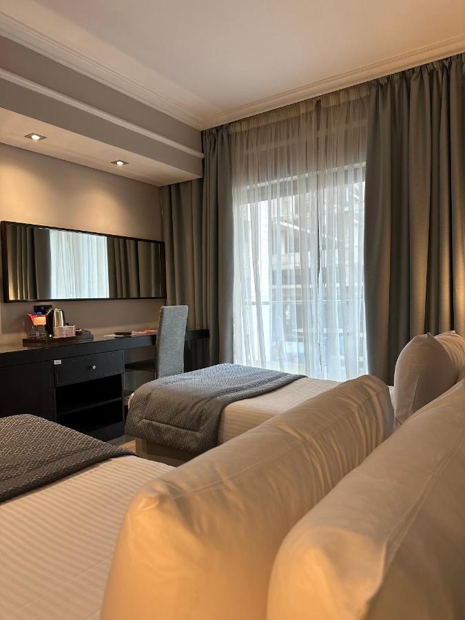 Ramada By Wyndham Downtown Beirut Hotel Bagian luar foto