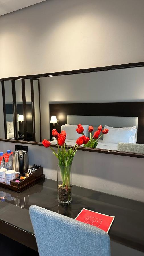 Ramada By Wyndham Downtown Beirut Hotel Bagian luar foto