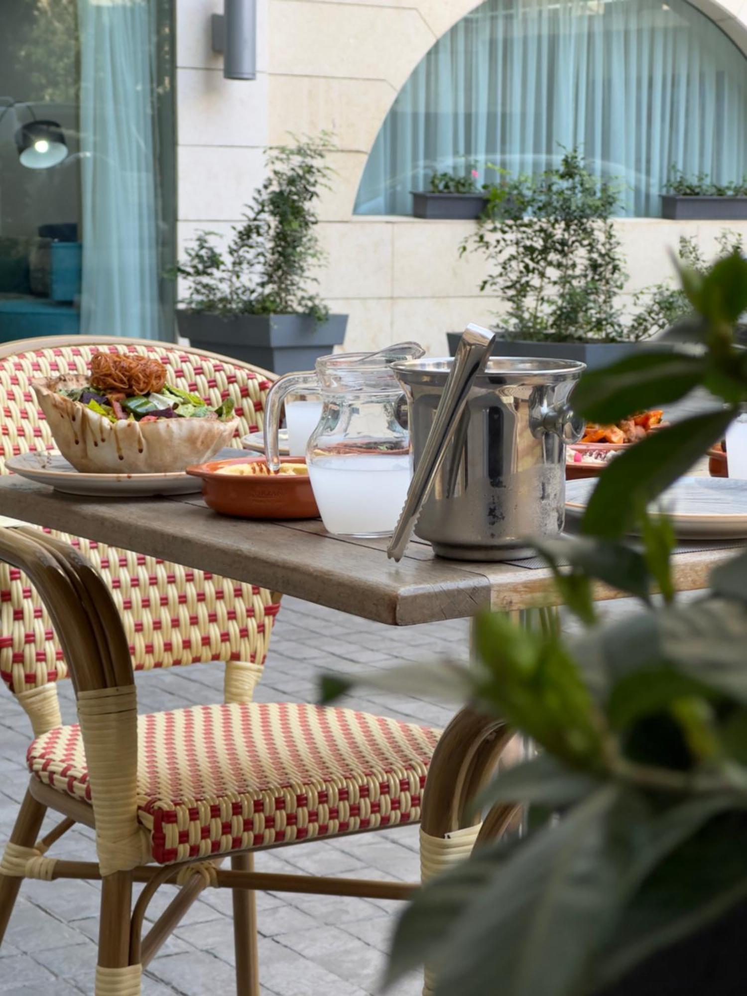Ramada By Wyndham Downtown Beirut Hotel Bagian luar foto