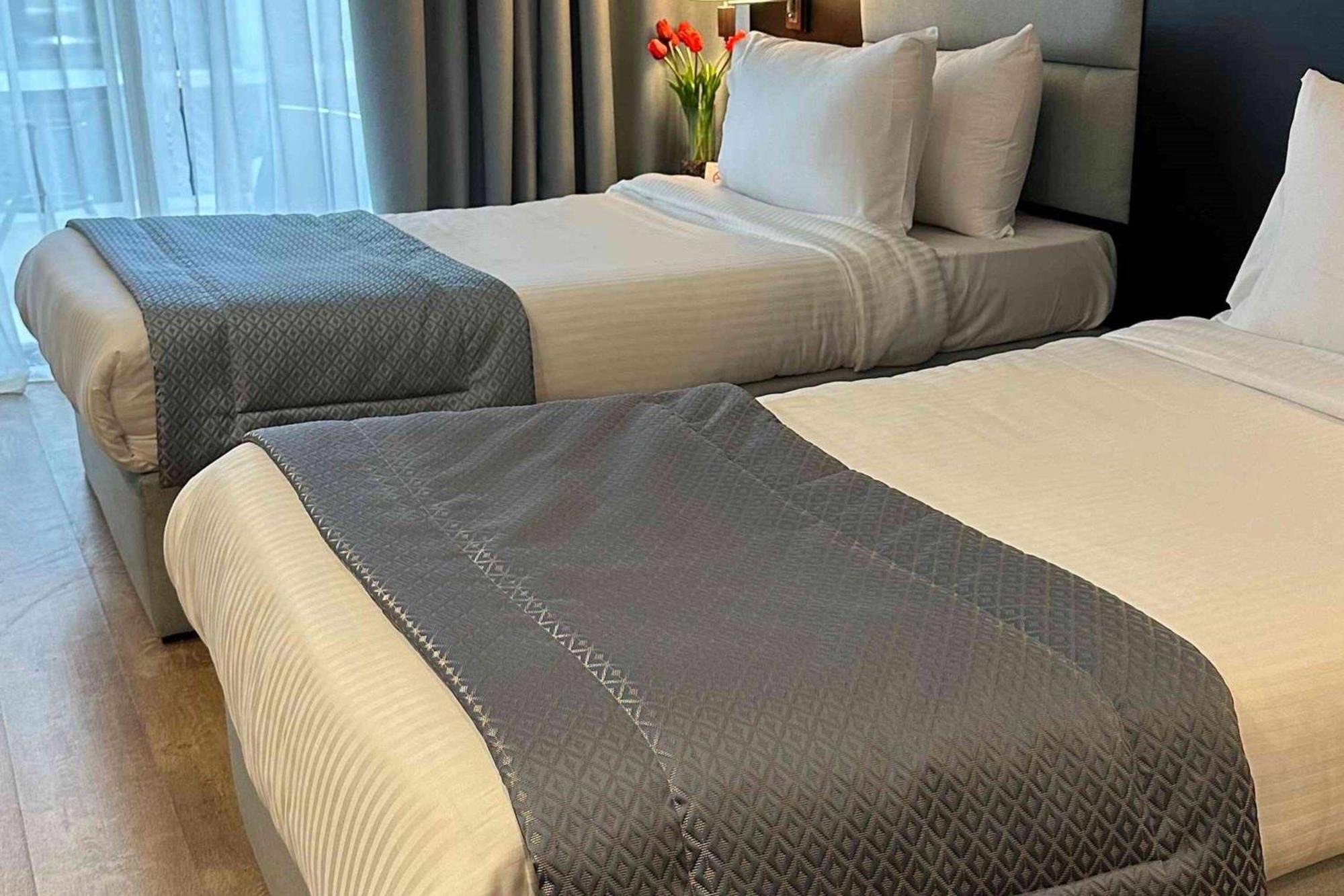 Ramada By Wyndham Downtown Beirut Hotel Bagian luar foto