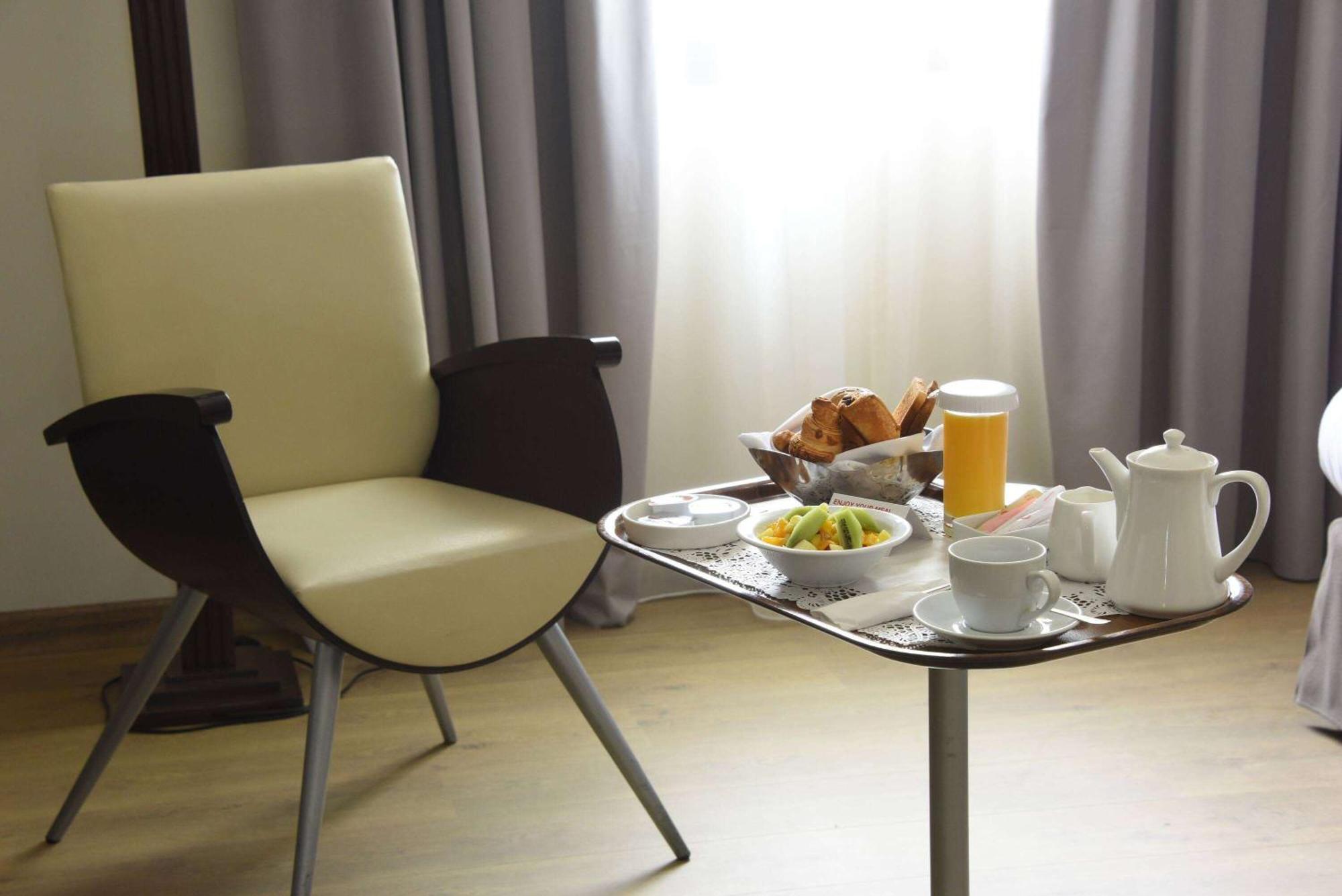 Ramada By Wyndham Downtown Beirut Hotel Bagian luar foto