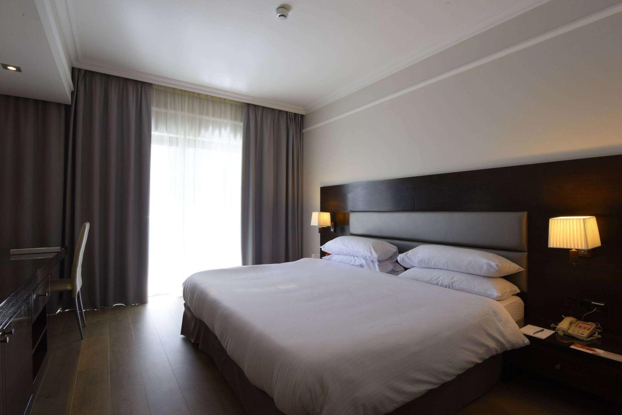 Ramada By Wyndham Downtown Beirut Hotel Bagian luar foto