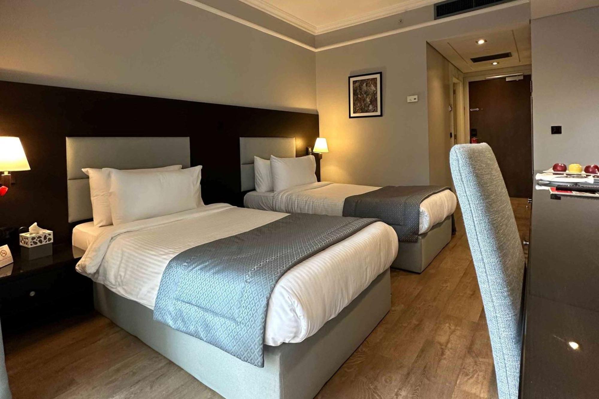 Ramada By Wyndham Downtown Beirut Hotel Bagian luar foto