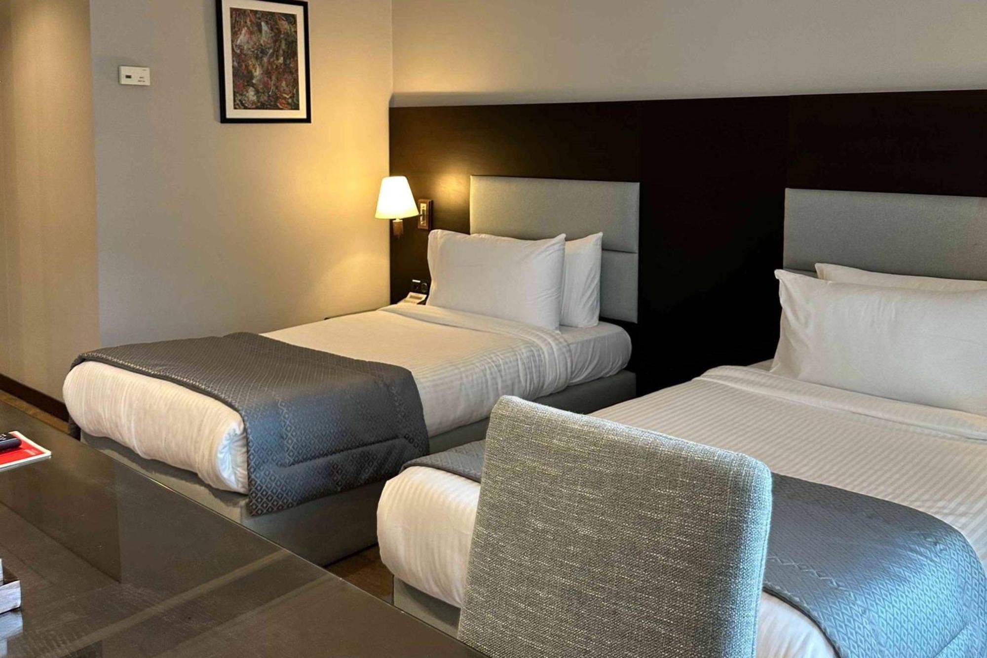 Ramada By Wyndham Downtown Beirut Hotel Bagian luar foto