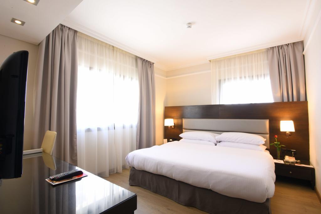 Ramada By Wyndham Downtown Beirut Hotel Bagian luar foto