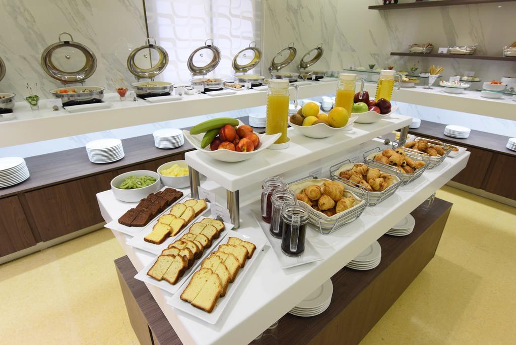 Ramada By Wyndham Downtown Beirut Hotel Bagian luar foto