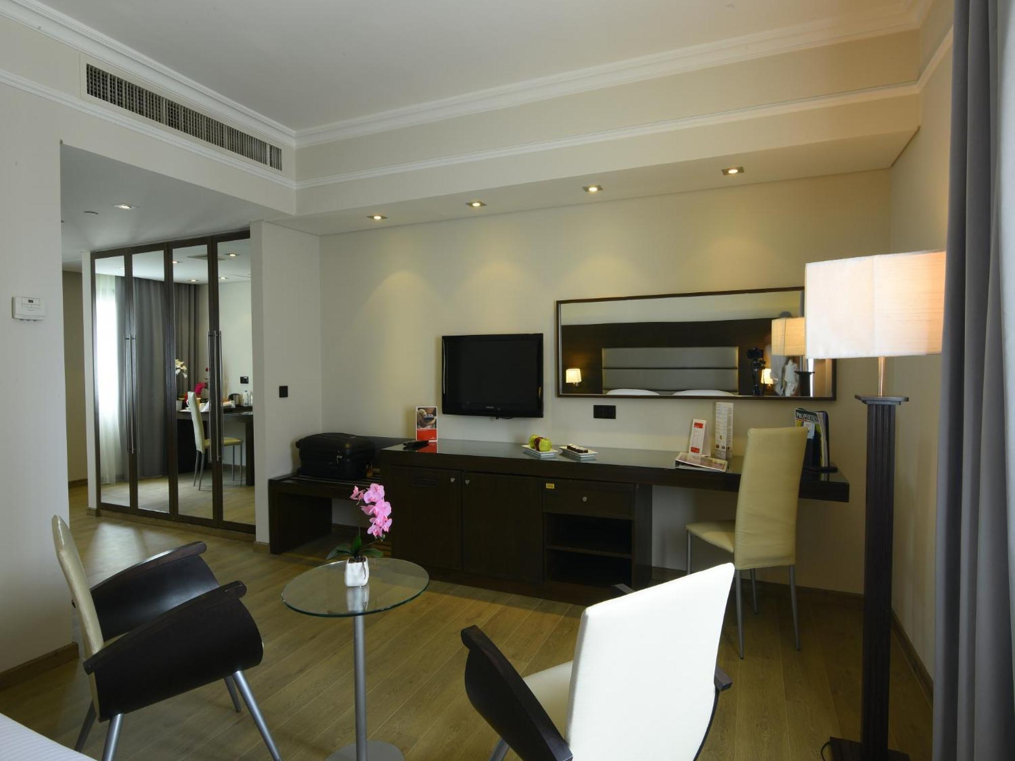 Ramada By Wyndham Downtown Beirut Hotel Bagian luar foto