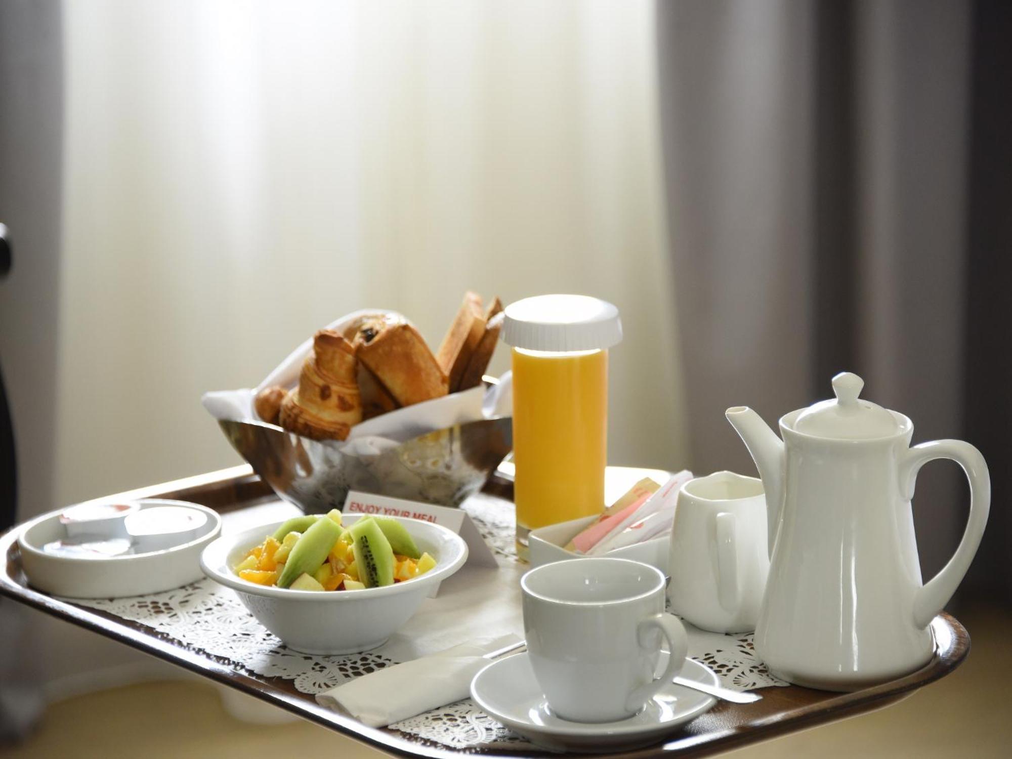 Ramada By Wyndham Downtown Beirut Hotel Bagian luar foto