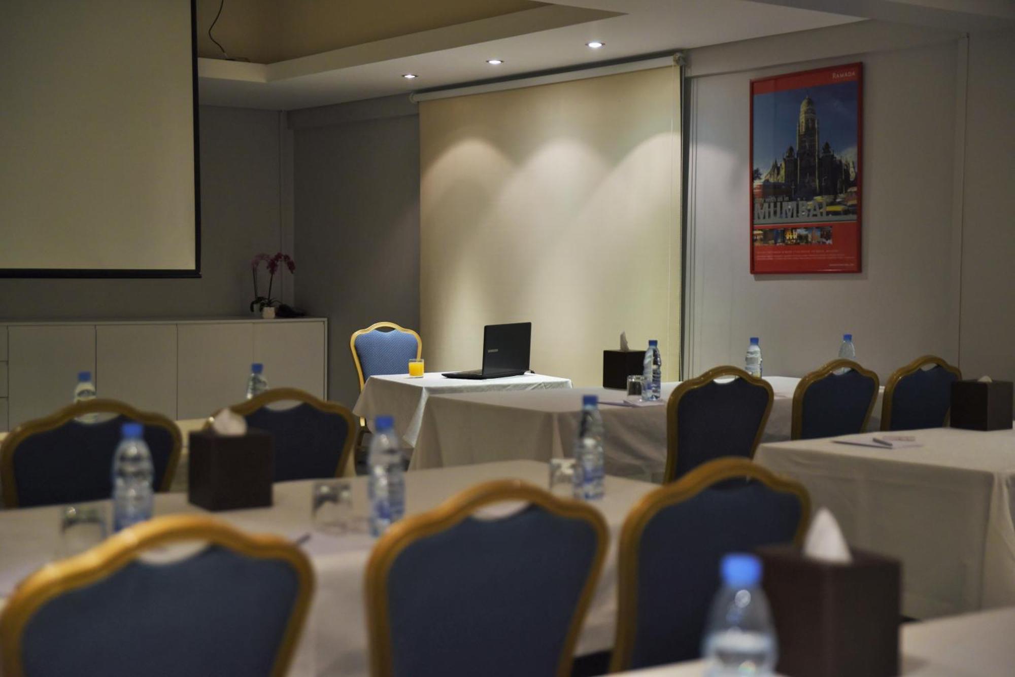 Ramada By Wyndham Downtown Beirut Hotel Bagian luar foto
