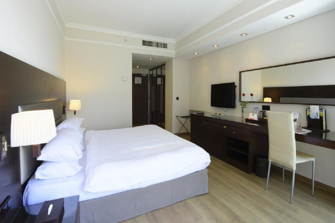 Ramada By Wyndham Downtown Beirut Hotel Bagian luar foto